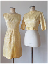 Laden Sie das Bild in den Galerie-Viewer, 1960s - Exquisite Yellow Rayon Silk Dress Jacket - W27 (68cm)