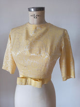 Laden Sie das Bild in den Galerie-Viewer, 1960s - Exquisite Yellow Rayon Silk Dress Jacket - W27 (68cm)