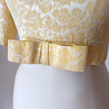 Laden Sie das Bild in den Galerie-Viewer, 1960s - Exquisite Yellow Rayon Silk Dress Jacket - W27 (68cm)
