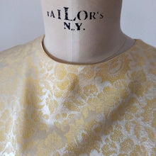 Laden Sie das Bild in den Galerie-Viewer, 1960s - Exquisite Yellow Rayon Silk Dress Jacket - W27 (68cm)