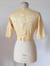 Laden Sie das Bild in den Galerie-Viewer, 1960s - Exquisite Yellow Rayon Silk Dress Jacket - W27 (68cm)