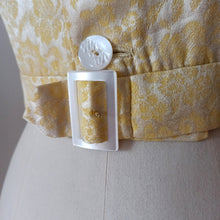 Laden Sie das Bild in den Galerie-Viewer, 1960s - Exquisite Yellow Rayon Silk Dress Jacket - W27 (68cm)