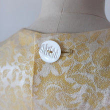 Laden Sie das Bild in den Galerie-Viewer, 1960s - Exquisite Yellow Rayon Silk Dress Jacket - W27 (68cm)