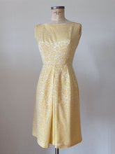 Laden Sie das Bild in den Galerie-Viewer, 1960s - Exquisite Yellow Rayon Silk Dress Jacket - W27 (68cm)