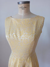 Laden Sie das Bild in den Galerie-Viewer, 1960s - Exquisite Yellow Rayon Silk Dress Jacket - W27 (68cm)
