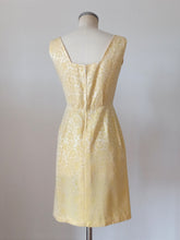 Laden Sie das Bild in den Galerie-Viewer, 1960s - Exquisite Yellow Rayon Silk Dress Jacket - W27 (68cm)
