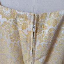 Laden Sie das Bild in den Galerie-Viewer, 1960s - Exquisite Yellow Rayon Silk Dress Jacket - W27 (68cm)