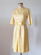 Laden Sie das Bild in den Galerie-Viewer, 1960s - Exquisite Yellow Rayon Silk Dress Jacket - W27 (68cm)