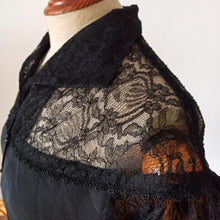 Charger l'image dans la galerie, 1950s - Superb Black Rayon Lace Blouse - W31 (80cm)