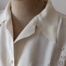 Cargar imagen en el visor de la galería, 1940s - Exquisite Silk Crepe Embroidery Blouse - Sz. 48
