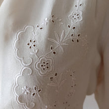 Cargar imagen en el visor de la galería, 1940s - Exquisite Silk Crepe Embroidery Blouse - Sz. 48