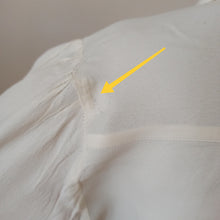 Cargar imagen en el visor de la galería, 1940s - Exquisite Silk Crepe Embroidery Blouse - Sz. 48