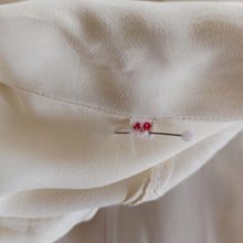 Cargar imagen en el visor de la galería, 1940s - Exquisite Silk Crepe Embroidery Blouse - Sz. 48