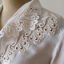 Cargar imagen en el visor de la galería, 1940s - Exquisite White Rayon Blouse - W28 (72cm)