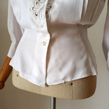 Cargar imagen en el visor de la galería, 1940s - Exquisite White Rayon Blouse - W28 (72cm)