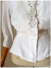 Cargar imagen en el visor de la galería, 1940s - Exquisite White Rayon Blouse - W28 (72cm)
