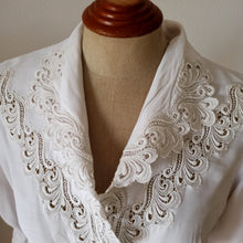 Cargar imagen en el visor de la galería, 1940s - Exquisite White Rayon Blouse - W28 (72cm)