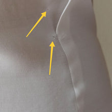 Cargar imagen en el visor de la galería, 1940s - Exquisite White Rayon Blouse - W28 (72cm)