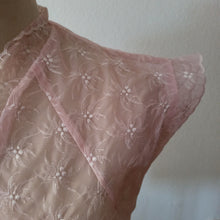 Charger l'image dans la galerie, 1950s - FRENCH DEADSTOCK - Pink Nylon Blouse - Sz 44