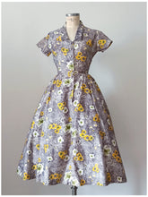 Cargar imagen en el visor de la galería, 1940s 1950s - Adorable Astract Floral Cotton Dress - W24 (60cm)