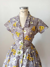 Cargar imagen en el visor de la galería, 1940s 1950s - Adorable Astract Floral Cotton Dress - W24 (60cm)