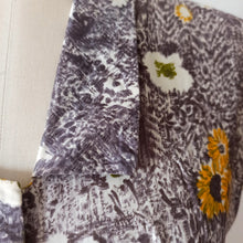 Cargar imagen en el visor de la galería, 1940s 1950s - Adorable Astract Floral Cotton Dress - W24 (60cm)