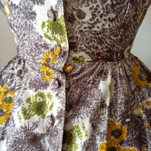 Cargar imagen en el visor de la galería, 1940s 1950s - Adorable Astract Floral Cotton Dress - W24 (60cm)