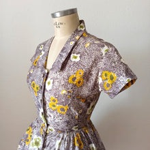 Cargar imagen en el visor de la galería, 1940s 1950s - Adorable Astract Floral Cotton Dress - W24 (60cm)