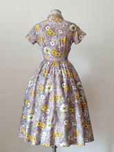 Cargar imagen en el visor de la galería, 1940s 1950s - Adorable Astract Floral Cotton Dress - W24 (60cm)