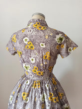Cargar imagen en el visor de la galería, 1940s 1950s - Adorable Astract Floral Cotton Dress - W24 (60cm)