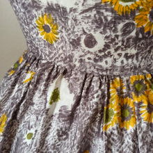 Cargar imagen en el visor de la galería, 1940s 1950s - Adorable Astract Floral Cotton Dress - W24 (60cm)