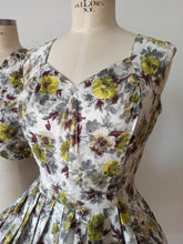 Cargar imagen en el visor de la galería, 1950s - Charming French Floral Cotton Bolero Dress - W28 (72cm)