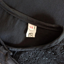 Carica l'immagine nel visualizzatore di Gallery, 1960s - Gorgeous Black Cotton Blouse - Sz 44