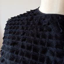 Laden Sie das Bild in den Galerie-Viewer, 1960s - MAGDELEINE, France - Superb Black Lace Blouse - Sz 44