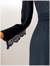 Cargar imagen en el visor de la galería, 1930s - Stunning Art Deco Rayon Silk Lace Dress - W31 (80cm)