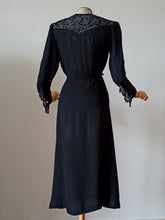 Cargar imagen en el visor de la galería, 1930s - Stunning Art Deco Rayon Silk Lace Dress - W31 (80cm)