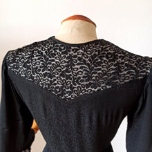 Cargar imagen en el visor de la galería, 1930s - Stunning Art Deco Rayon Silk Lace Dress - W31 (80cm)