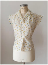 Charger l'image dans la galerie, 1950s - Salt & Pepper Novelty Print Nylon Blouse - Sz 42
