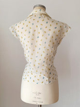 Charger l'image dans la galerie, 1950s - Salt & Pepper Novelty Print Nylon Blouse - Sz 42