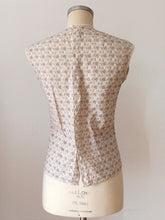 Laden Sie das Bild in den Galerie-Viewer, 1960s - Groovy Embroidered Cotton Blouse - Sz 38