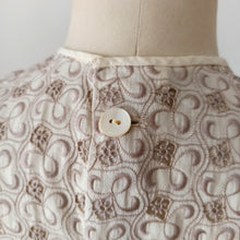 Laden Sie das Bild in den Galerie-Viewer, 1960s - Groovy Embroidered Cotton Blouse - Sz 38