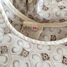 Laden Sie das Bild in den Galerie-Viewer, 1960s - Groovy Embroidered Cotton Blouse - Sz 38