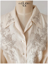 Cargar imagen en el visor de la galería, 1940s - Exquisite Embroidery Silk Blouse - Sz 46