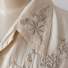 Cargar imagen en el visor de la galería, 1940s - Exquisite Embroidery Silk Blouse - Sz 46