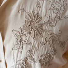 Cargar imagen en el visor de la galería, 1940s - Exquisite Embroidery Silk Blouse - Sz 46