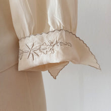 Cargar imagen en el visor de la galería, 1940s - Exquisite Embroidery Silk Blouse - Sz 46