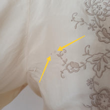 Cargar imagen en el visor de la galería, 1940s - Exquisite Embroidery Silk Blouse - Sz 46