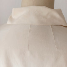 Cargar imagen en el visor de la galería, 1940s - Exquisite Embroidery Silk Blouse - Sz 46