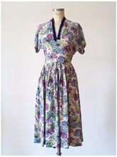 Cargar imagen en el visor de la galería, 1940s - Splendorous Floral Cold Rayon Dress - W30 (76cm)