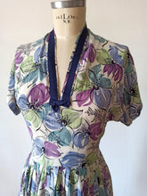 Cargar imagen en el visor de la galería, 1940s - Splendorous Floral Cold Rayon Dress - W30 (76cm)